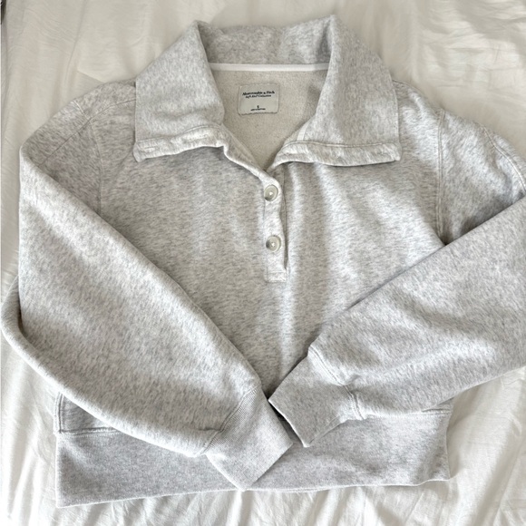 Abercrombie & Fitch Tops - Abercrombie cropped sweatshirt